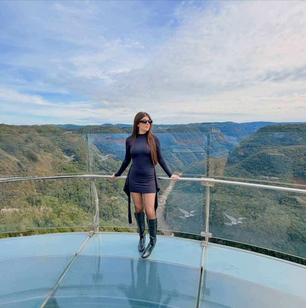 Passarela de vidro do Skyglass Canela com vista para os vales da serra
